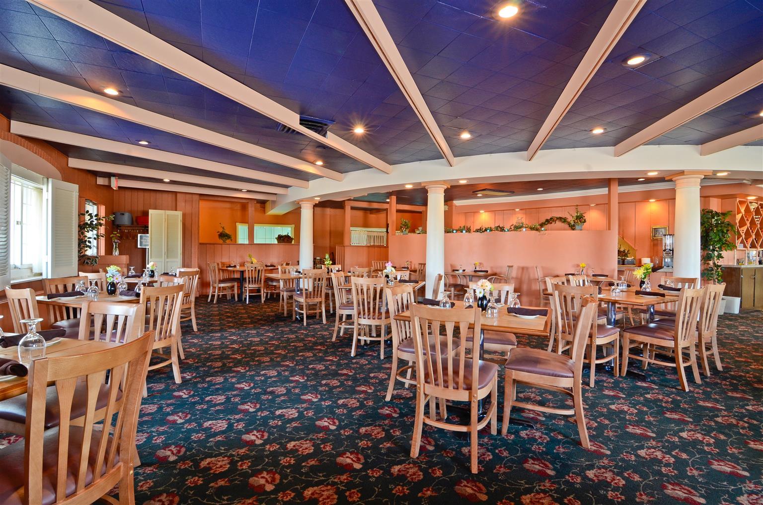 Magnuson Grand Pioneer Inn And Suites Escanaba Restaurant photo