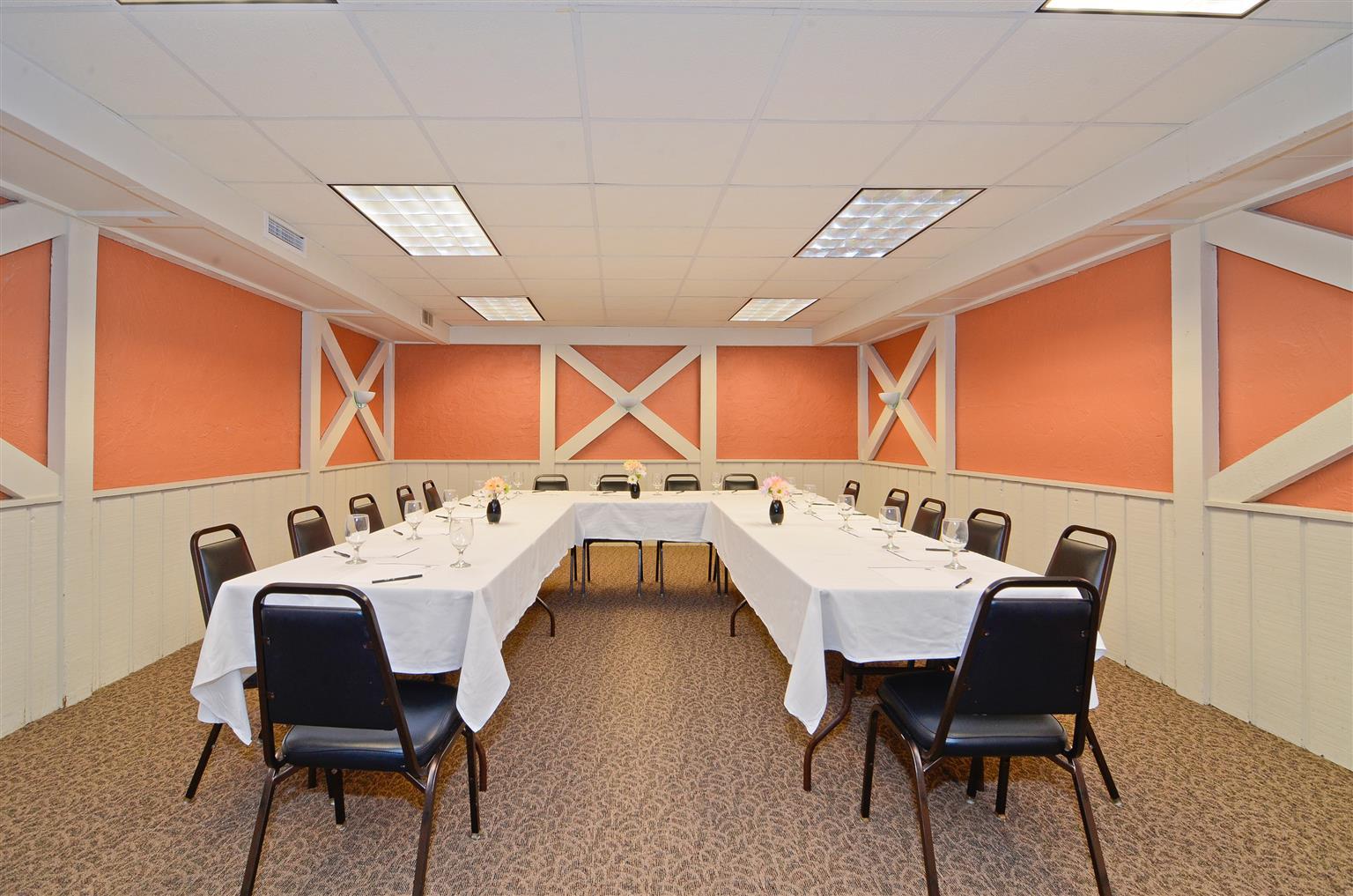 Magnuson Grand Pioneer Inn And Suites Escanaba Business photo