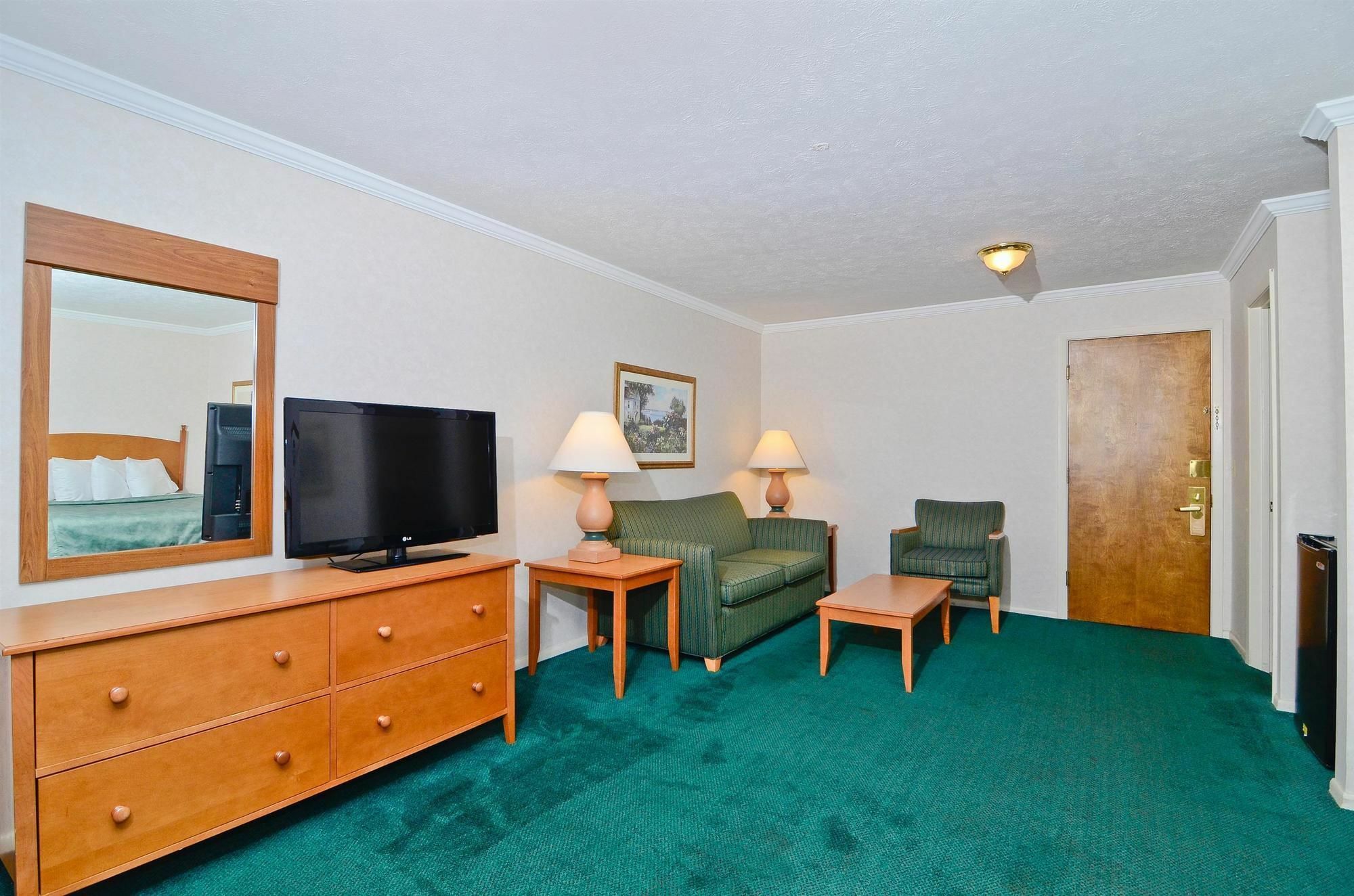 Magnuson Grand Pioneer Inn And Suites Escanaba Exterior photo